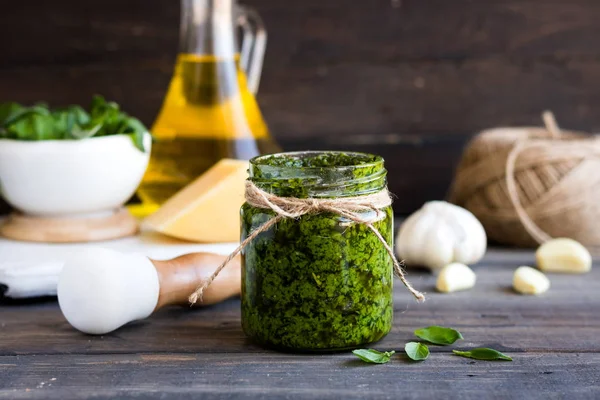 Molho de pesto caseiro fresco e ingredientes para ele — Fotografia de Stock