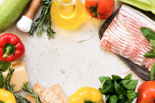 Piso con ingredientes orgánicos frescos para la cocina italiana. Copiar pasado — Foto de Stock