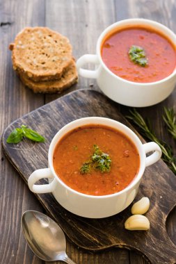 Ahşap bir masa üzerinde kalın İtalyan çorbası sebzeli çorba