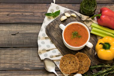 Ahşap bir masa üzerinde kalın İtalyan çorbası sebzeli çorba
