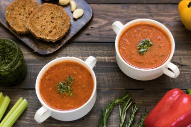 Ahşap bir masa üzerinde kalın İtalyan çorbası sebzeli çorba