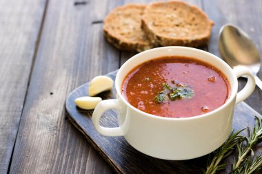 Ahşap bir masa üzerinde kalın İtalyan çorbası sebzeli çorba