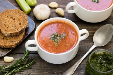 Ahşap bir masa üzerinde kalın İtalyan çorbası sebzeli çorba