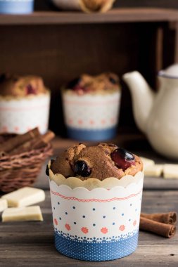 Kızılcık ve beyaz çikolata ile kekler