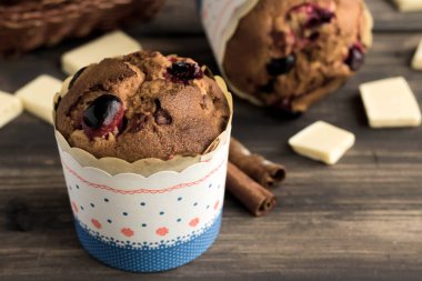 Kızılcık ve beyaz çikolata ile kekler