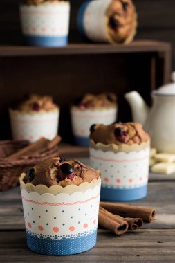 Kızılcık ve beyaz çikolata ile kekler