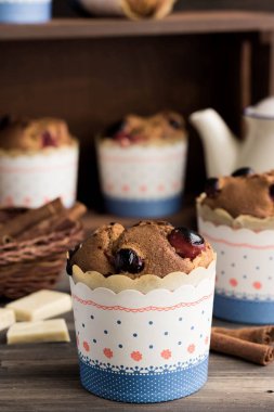 Kızılcık ve beyaz çikolata ile kekler