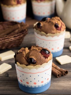 Kızılcık ve beyaz çikolata ile kekler