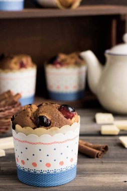 Kızılcık ve beyaz çikolata ile kekler