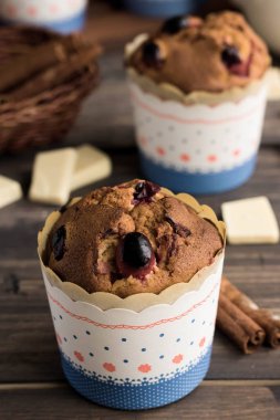 Kızılcık ve beyaz çikolata ile kekler