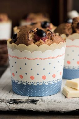 Kızılcık ve beyaz çikolata ile kekler