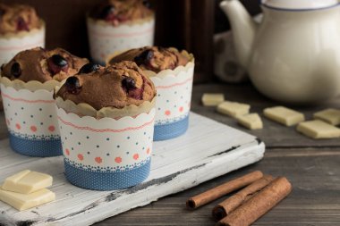 Kızılcık ve beyaz çikolata ile kekler