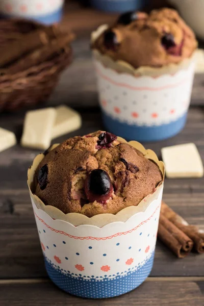 Kızılcık ve beyaz çikolata ile kekler