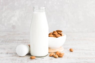 Bir şişe badem sütü