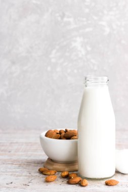 Bir şişe badem sütü