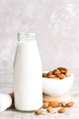 Bir şişe badem sütü