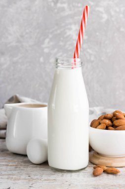 Bir şişe badem sütü