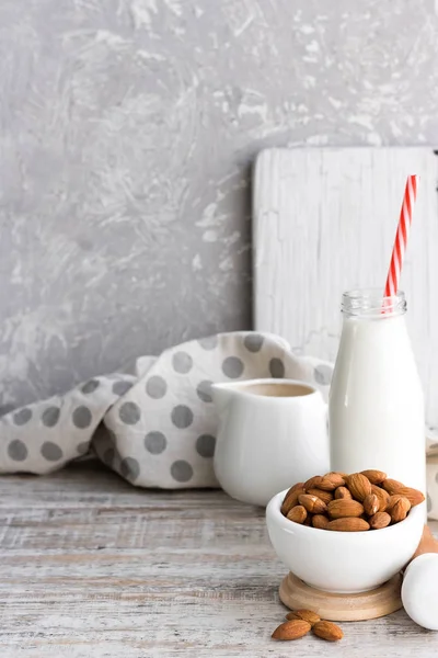 Mandorle e latte di mandorle — Foto Stock