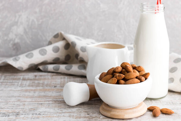 Миндаль и миндальное молоко
