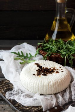 Çerkezce peynir taze rucola ve kurutulmuş domates ile