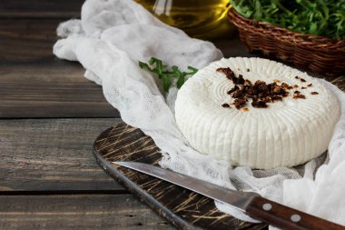 Çerkezce peynir taze rucola ve kurutulmuş domates ile
