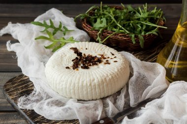 Çerkezce peynir taze rucola ve kurutulmuş domates ile