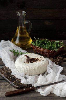 Çerkezce peynir taze rucola ve kurutulmuş domates ile