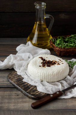 Çerkezce peynir taze rucola ve kurutulmuş domates ile