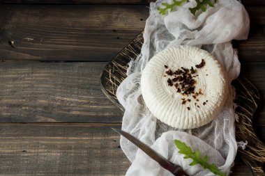 Çerkezce peynir taze rucola ve kurutulmuş domates ile