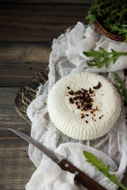 Çerkezce peynir taze rucola ve kurutulmuş domates ile