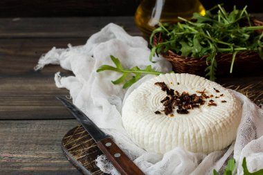 Çerkezce peynir taze rucola ve kurutulmuş domates ile