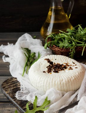 Çerkezce peynir taze rucola ve kurutulmuş domates ile