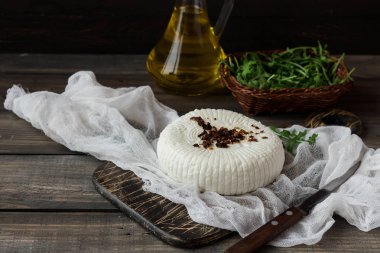 Çerkezce peynir taze rucola ve kurutulmuş domates ile