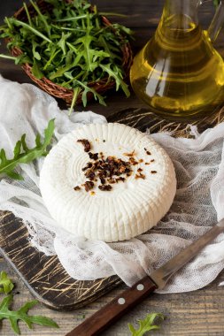 Çerkezce peynir taze rucola ve kurutulmuş domates ile