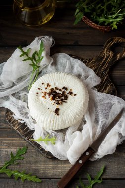 Çerkezce peynir taze rucola ve kurutulmuş domates ile