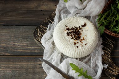 Çerkezce peynir taze rucola ve kurutulmuş domates ile