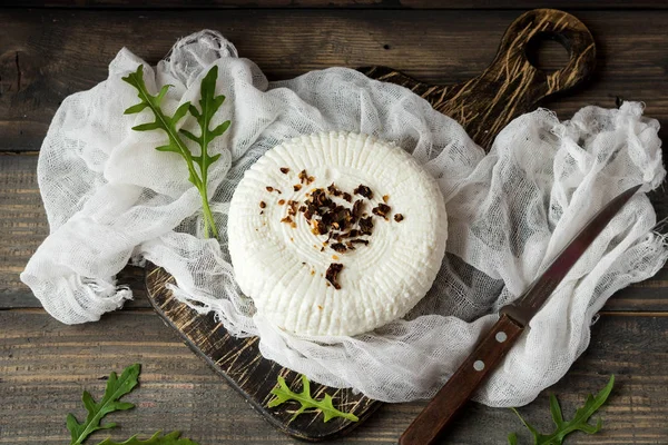 Fromage Adyghe à pâte molle au rucola frais et tomates séchées — Photo