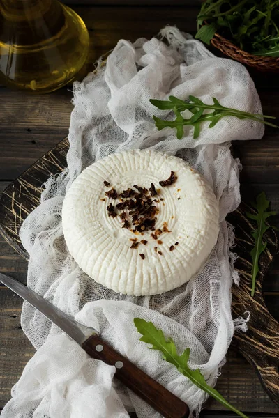 Fromage Adyghe à pâte molle au rucola frais et tomates séchées — Photo