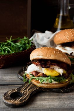 Burger pastırma ve haşlanmış yumurta