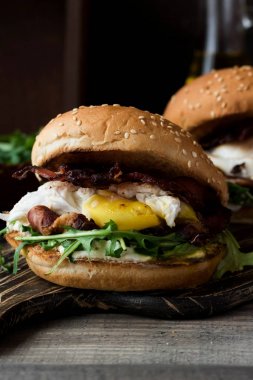 Burger pastırma ve haşlanmış yumurta