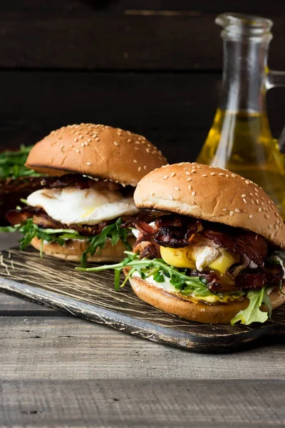 Burger mit Speck und pochiertem Ei — Stockfoto