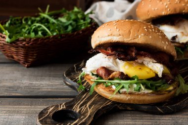 Burger pastırma ve haşlanmış yumurta