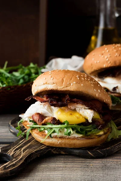 Burger mit Speck und pochiertem Ei — Stockfoto