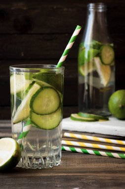 Yaz içeceği Yenileniyor: salatalık-limon limonata