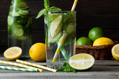 Yaz içeceği Yenileniyor: salatalık-limon limonata