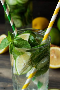 Yaz içeceği Yenileniyor: salatalık-limon limonata