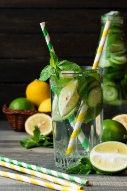 Yaz içeceği Yenileniyor: salatalık-limon limonata