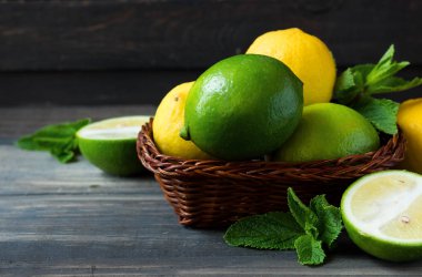 Taze narenciye ve nane ahşap sepet içinde