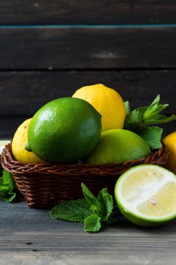 Taze narenciye ve nane ahşap sepet içinde