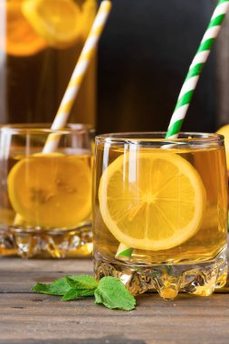 Ferahlatıcı limon ile soğuk çay